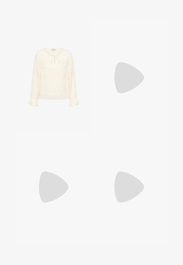 Roomkleurige blouse met lange mouwen van gestructureerde stof, ronde halslijn, strikdetail en uitlopende manchetten.; Maxi rok in crème met roze bloemenpatronen. Heeft een geplooide tailleband en een vloeiend ontwerp. Gemaakt van lichtgewicht stof.; Bruine suedeleren enkellaarzen hebben een chunky hak, elastische zijpanelen en een lus aan de achterkant voor eenvoudig aan- en uittrekken.; Bruine leren boodschappentas met een geperforeerd ruitpatroon, dubbele handvatten en een centraal genaaide label versierd met metalen studs.
