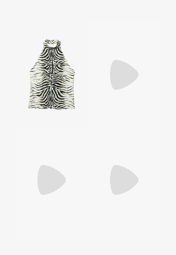 Haut sans manches à col halter avec motif zèbre noir et blanc et fermeture par bouton à l’arrière du cou.; Pantalon noir à jambes larges avec taille élastique et lien à nouer à l'avant.; Sandale flip-flop plate blanche avec des fines brides présentant des détails découpés et une semelle noire.; Sac à main tissé noir avec une anse unique tressée, forme rectangulaire et surface texturée brillante.