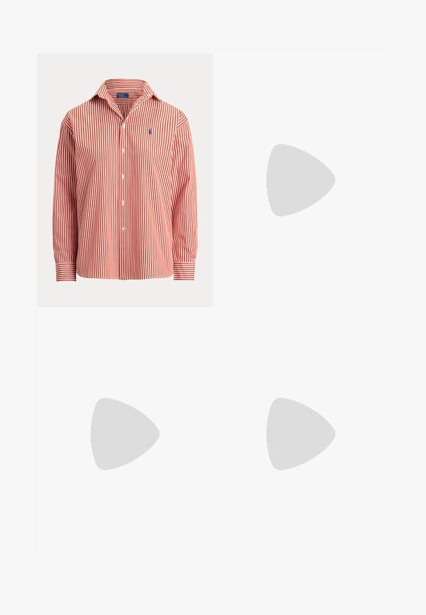 Camisa de hombre de manga larga con botones, con rayas verticales rojas y blancas y un pequeño logo azul bordado en el pecho.; Pantalones azul marino de corte recto con trabillas para cinturón, cierre frontal con botones y bolsillos laterales sobre fondo blanco.; Zapatilla blanca de corte bajo con cordones en la parte frontal, paneles de ante y cuero, y una suela de goma marrón claro sobre un fondo blanco.; Pequeño bolso de hombro de cuero púrpura oscuro con cremallera dorada y etiqueta rectangular dorada con logotipo en la correa delantera.