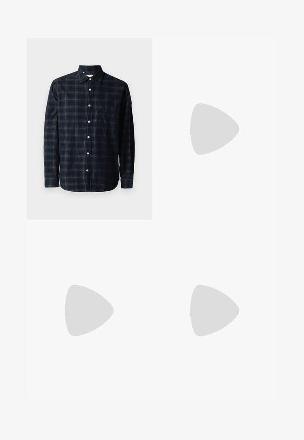 Chemise à manches longues bleu marine à motif écossais, dotée d'un col boutonné, d'une poche avant et de boutons blancs sur un tissu texturé.; Pantalons marron sur mesure avec un design à jambe droite, dotés d'une texture lisse, de passants de ceinture et de poches latérales. Adaptés aux tenues formelles.; Mocassins en cuir noir avec une finition lisse, un bout rond, un petit talon et descoutures décoratives à l'avant. Semelle en caoutchouc pour l'adhérence.; Sac fourre-tout en tissu noir doux avec de larges anses et une fine bandoulière tressée noire et blanche.