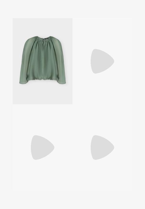 Transparent salviegrøn bluse med lange ærmer, samlet rund halsudskæring og løs, flydende pasform.; Grøn mønstret maxiskørt med en smocket talje. Har et lagdelt design med blomsterprint og forskellige nuancer af grøn.; Brun læder højhælet sandal med guldknapdetaljer, anklestrop og træstiletthæl på hvid baggrund.; Guld hoops-øreringe med en glat, skinnende finish, der har et afrundet, buet design. Inkluderer en stift for sikker bæring.