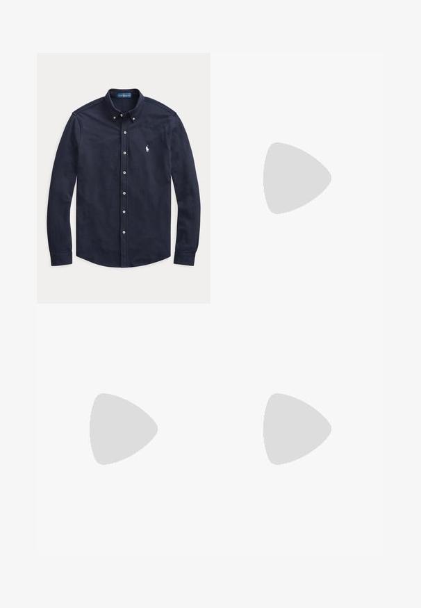 Marineblaues langärmliges Hemd mit weißen Knöpfen und kleinem weiß gesticktem Logo auf der linken Brust.; Dunkelblaue Jeans aus Denim mit leichter Verblassung an Oberschenkeln und Taschen, Knopf- und Reißverschluss sowie Fünf-Taschen-Design, flach auf weißem Hintergrund ausgelegt.; Brauner Leder-Bootsschuh mit weißer Sohle, oben geschnürte Schnürsenkel und Metallösen entlang der Seiten und der vorderen Naht.; Schwarzer Ledergürtel mit schwarzer rechteckiger Schnalle und eingeprägtem Logo an der Gürtelschlaufe, zusammengerollt auf einem schlichten hellen Hintergrund.