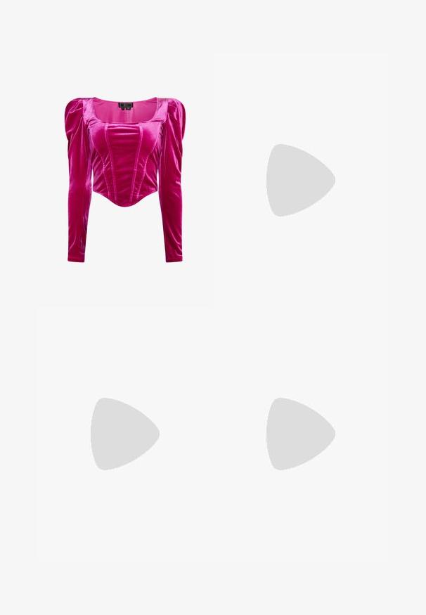Tætsiddende langærmet top lavet af pink fløjl, med kvadratisk udskæring, pufærmer og lodrette sømdetaljer.; Lyserøde bredde benbukser med en glat tekstur og et høj talje-design. Fremstillet af letvægtsstof for komfort og bevægelsesfrihed.; Fuchsia satin højhælede sandaler med åben tå, slank ankelrem og dekorativt rhinstenemblem på forsiden.; Rosa satin skuldertaske med et struktureret design, der har en stor smykkeklædt firkantet lås og korte håndtag. Bunden har metalfødder for stabilitet.