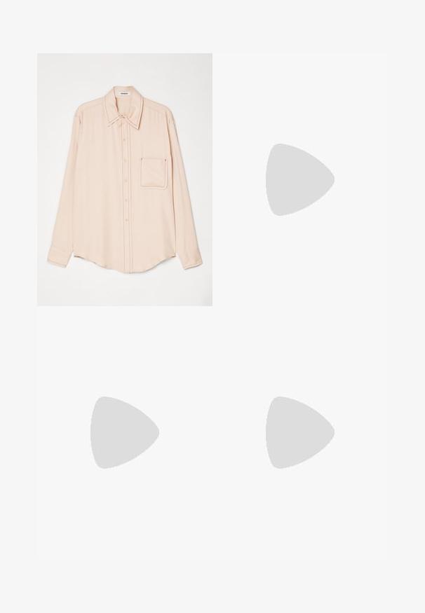 Camisa de manga larga rosa claro en tejido suave con collar de punta, botones frontales y un solo bolsillo en el pecho con costuras en contraste.; Pantalones caqui hechos de tela texturizada, con una cintura alta, pliegues y puños enrollados, y un cierre de botón en la cintura.; Mocasín negro de cuero tipo slip-on con tacón bajo, punta redondeada y costura decorativa a lo largo del borde superior.; Cinturón de cuero marrón con una hebilla plateada rectangular, textura lisa y un forro interior más claro y contrastante. Diseño sencillo y clásico.