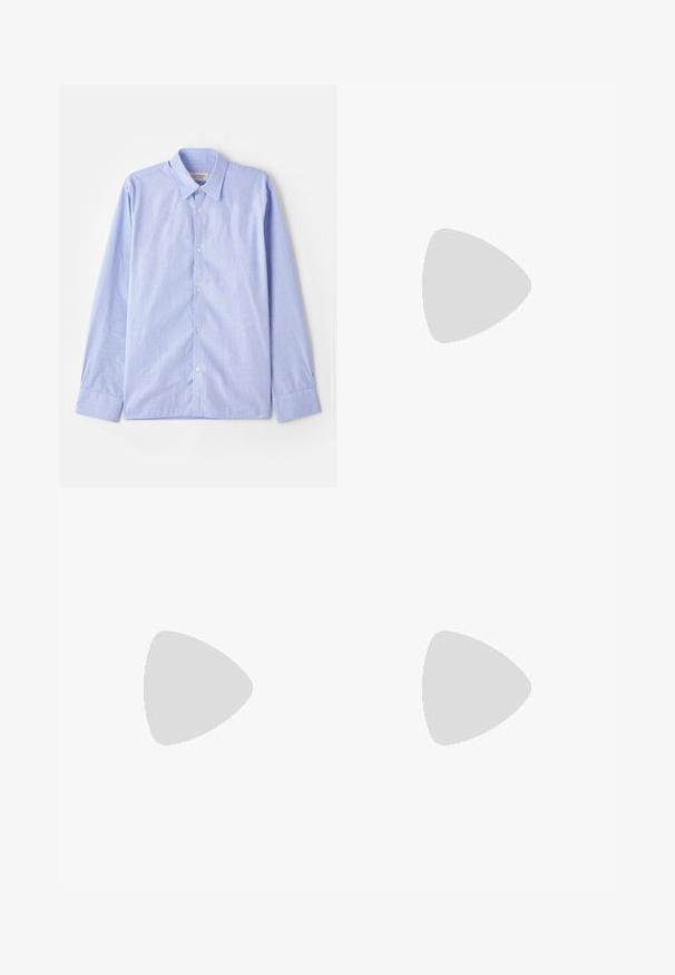 OFFICINE GENERALE SOFT - Skjorter - light blue; Beige chinos med lige ben design, lavet af bomuldsstof, med en enkelt frontknap og standard talje med bæltesløjfer.; Sorte læderloafers med moccasin-design, der har en dekorativ bånd og syningsdetaljer på overdelen. Lav blokhæl.; Brune gennemsigtige plastiksunglasses med mørke grå linser, firkantet form, diskret branding på stellet, og en glansfuld finish.