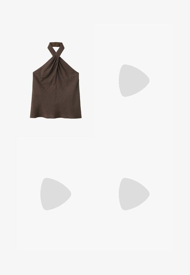 Haut marron texturé sans manches à col licou torsadé avec fermeture boutonnée à l'arrière du cou.; Jupe évasée marron avec des motifs géométriques en diamant blancs. Texture lisse et soyeuse avec une taille ajustée et une coupe à hauteur des genoux.; Chaussure à talon aiguille en cuir brun foncé, à bout pointu, avec une fine bride de cheville et une petite boucle dorée.; Sac à main en cuir marron avec un motif tissé, avec deux longues anses fines pour un port à l'épaule.