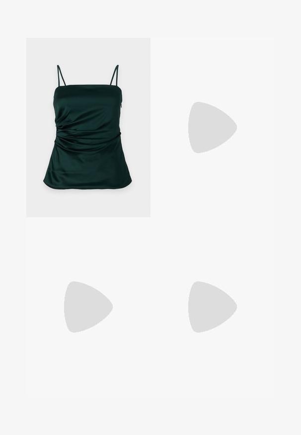 Camisole en satin vert foncé avec des fines bretelles, des détails froncés sur le côté et une texture lisse et douce. Design à ajustement réglable.; Leggings imprimés serpent en beige et noir avec un design ajusté, dotés d'une texture lisse et d'une taille extensible pour plus de confort.; Escarpin noir à bout pointu avec fines brides de cheville et fermeture à boucle argentée sur fond clair uni.; Petit sac à main noir brillant avec deux longues anses et des détails à cordon sur les côtés sur un fond clair uni.