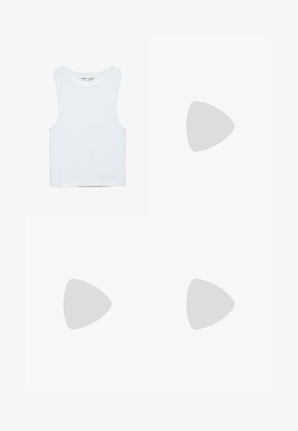 Crop top blanc sans manches avec col rond, en tissu lisse, étiqueté Pull&Bear, adapté pour un usage décontracté.; Jean blanc taille haute à jambes larges avec fermeture à boutons et zip, poches avant et arrière, et détails en rivets argentés.; Sandale noire à petit talon avec fines brides croisées et bout carré, avec un motif crocodile faux texturé sur la semelle.; Sac à main en cuir noir brillant avec deux poignées, poche avant zippée et bandoulière amovible sur fond blanc.