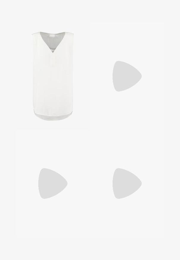 Hvid ærmeløs tunika med V-udskæring, der har en let længere bagkant, glat tekstur og minimalistisk design.; Grønne læderbukser med lige ben, lynlås foran og en forlommer. Glat tekstur med en let glans og minimal hardware.; Sorte læder balletflade med cirkulære gyldne øskenakcenter. Glat tekstur, rund tå og lav flad sål.; Beige skuldertaske formet som en halvmåne med justerbar sort rem og sort rektangulært mærke foran med lille hvid tekst.