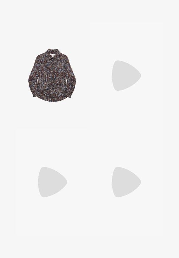 Knoopshirt met een marineblauwe achtergrond en ingewikkelde crèmekleurige en roestkleurige bloempatronen. Gemaakt van lichtgewicht stof met een kraag en lange mouwen.; Wijd uitlopende blauwe denim jeans met een hoge taille, contrasterende stiksels, vijf zakken en metalen hardware. De pijpen worden breder vanaf de knie naar beneden.; Bruine suède enkellaars met een ronde teen, zachte textuur en een dikke plateauzool. Beschikt over een subtiele naaddetail en een achterste lus om aan te trekken.; Ronde zonnebril met goudkleurige montuur, bruine getinte glazen en dunne pootjes met een sierlijke, cursieve "like" detail aan elke kant.