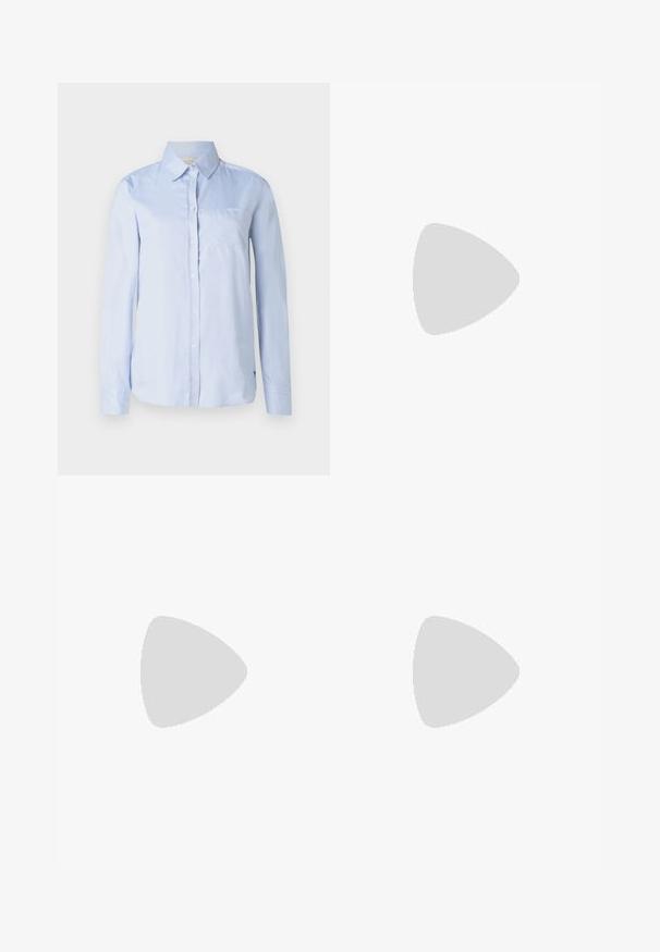 Chemise boutonnée à manches longues de couleur bleu clair avec un col, comprenant une poche poitrine gauche et une texture lisse. Design à coupe classique, couleur unie.; Pantalon marron à jambes larges avec une texture lisse, présentant un devant plat et des plis. La taille est élastiquée pour le confort et l'ajustement.; Sandale à talon kitten en cuir marron foncé avec lanières et bride de cheville réglable à boucle sur fond blanc.; Petit sac à main marron foncé texturé avec une courte bandoulière et un fond arrondi sur un fond clair uni.