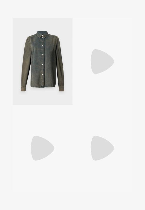 Mørkegrøn denimskjorte med knaplukning foran, spidse kraver, lange ærmer og sølvknapper, der har et blødt, tekstureret stof.; Sort blyantskørt lavet af glat stof, med høj talje, to frontfoldninger og en slids i kanten for bedre bevægelsesfrihed.; Sorte ballerinaer med spids tå og flad hæl, der har et justerbart bånd over foden. Båret med hvide teksturerede strømper.; Brun skuldertaske i ruskind med én hank og lynlåslukning, vist mod en ensartet lys baggrund.