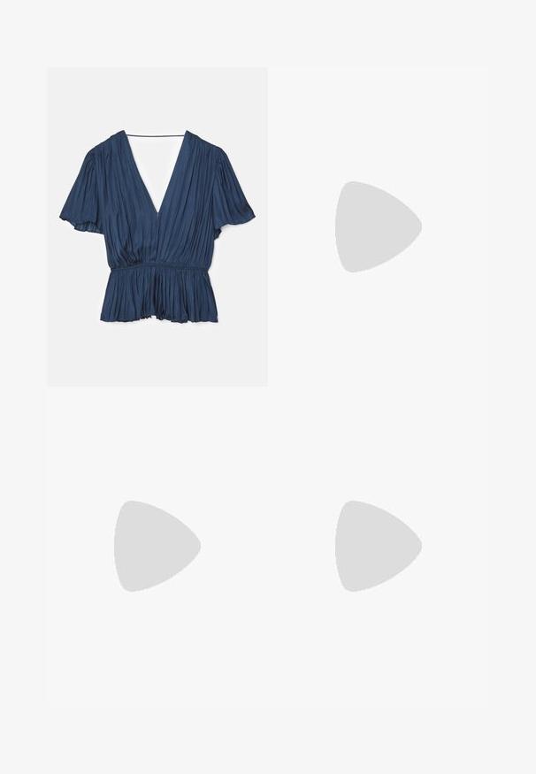 Maje LEVILLY - Blouse - marine; sandro Jean boyfriend - bleu jean; Ballerine en cuir verni noir avec un bout carré, sangle de cheville avec des détails en métal argenté et semelle plate. Texture lisse avec un design minimaliste.; Maje MINI - Sac bandoulière - camel