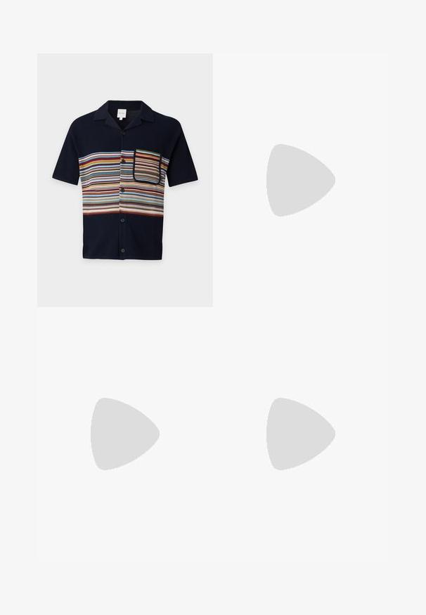 Chemise bleu marine à manches courtes avec boutons, rayures horizontales multicolores sur la poitrine et poche poitrine rayée assortie.; Shorts longueur genou avec des rayures verticales multicolores dans des tons de rouge, bleu, marron et rose, avec une taille élastique et un cordon noir.; Baskets en cuir blanc avec une finition lisse, présentant un accent rayé coloré au niveau du talon, des œillets dorés et une semelle blanche plate.; Sac bandoulière en cuir marron foncé texturé avec une sangle réglable et un petit accent décoratif bleu sur le côté.