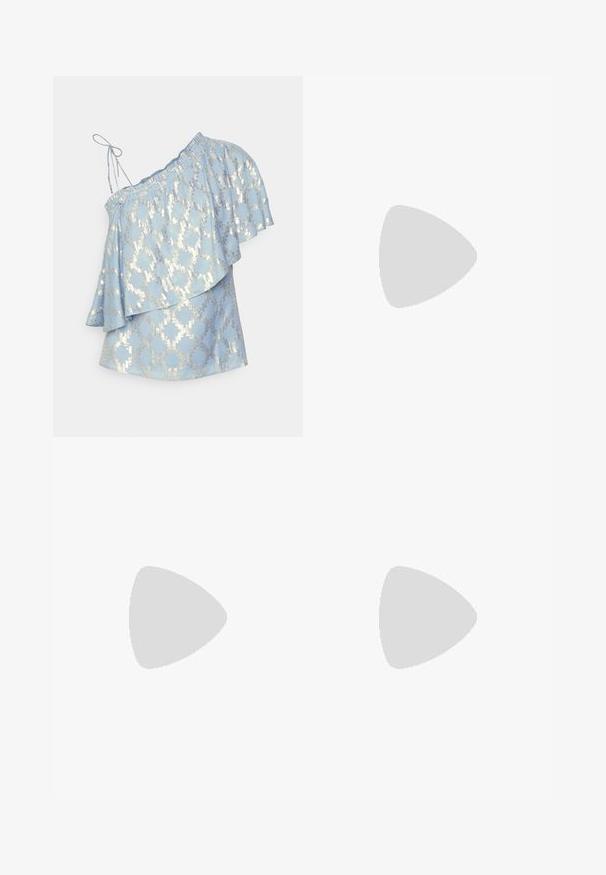 Lyseblå off-shoulder top med et lagdelt flæsedesign og sølv geometriske mønstre. Har justerbare skulderbånd.; Marineblå høj-lav nederdel med plisseringer og et diskret mønster af kortsymboler i en let skinnende stof.; Skinnende sølvfarvet ankelstøvle med lav hæl og lange frynser, der hænger ned fra bagsiden.; Guldtonede dråbeøreringe med et abstrakt, struktureret design, der har to uregelmæssigt formede elementer, hvoraf det ene er større ovenfor og det andet mindre nedenfor.