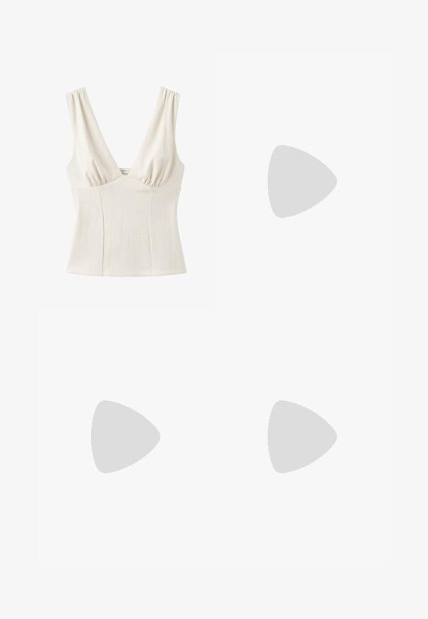 Haut sans manches couleur crème avec un profond décolleté en V, légèrement froncé au niveau de la poitrine et taille ajustée en tissu texturé.; Pantalon large beige avec devant plat, deux poches avant, fermeture par bouton, et une finition de tissu lisse légèrement texturé.; Sandale slide pour homme en daim beige avec boucle dorée, brides croisées et semelle noire, suspendue au-dessus d'un sol gris avec un arrière-plan flou.; Sac en cuir vegan bordeaux, brillant, avec une forme douce et sculpturale et une large poignée incurvée pour un transport facile.