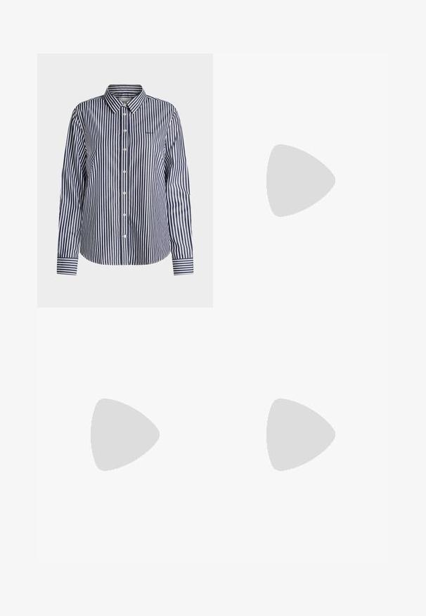 Camisa de manga larga abotonada con rayas verticales azul marino y blancas y cuello clásico, mostrada sobre un fondo liso.; Pantalones negros ajustados con pierna recta, hechos de una tela suave. Presentan una cinturilla sin cierres visibles ni bolsillos.; Zapatilla blanca de cuero con cordones flotando sobre un banco de madera, con hierba alta verde desenfocada al fondo en un entorno al aire libre.; Pendientes de aro de oro con un acabado suave y pulido. Forma redondeada, tamaño mediano, con un mecanismo de cierre seguro.