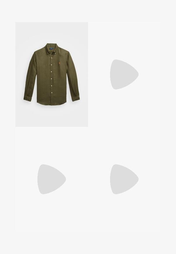 Olivgrünes Langarmhemd aus Leinen mit Button-Down-Kragen, ausgestattet mit weißen Knöpfen und einem kleinen orangefarbenen Logo auf der Brust.; Schwarze Jeans mit geradem Bein, fünf Taschen, Knopfverschluss und sichtbaren Metallnieten an den vorderen Taschen.; Schwarzer Lederloafer mit niedrigem Absatz und Pennyriemendetail, von der Seite auf hellgrauem Hintergrund gezeigt.; Schwarzer Ledergürtel mit silberner ovaler Schnalle, genähten Kanten und geprägtem kleinem Logo nahe der spitzen Spitze, auf einem weißen Hintergrund zusammengerollt liegend.