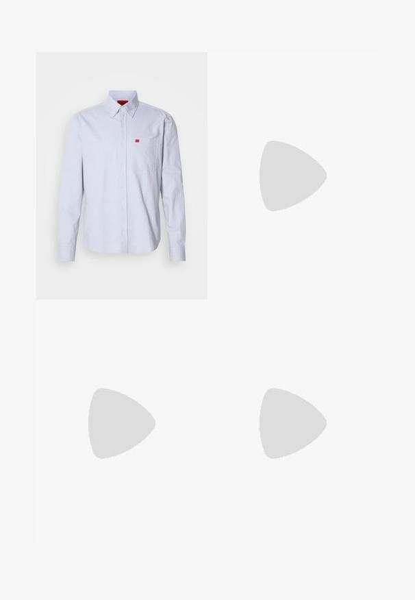 Camisa azul claro de botones hecha de tela con una textura suave. Presenta un pequeño logo rojo en el bolsillo del pecho y cuello abotonado.; Los pantalones marrones de cuadros presentan un corte recto, pliegues frontales y trabillas para el cinturón. Están confeccionados con una tela texturizada con finas rayas.; Mocasín de cuero negro con tacón bajo flotando sobre una alfombra beige, junto a una mesa brillante de color ámbar en una habitación minimalista.; Cinturón de cuero negro con hebilla metálica plateada brillante, textura suave y bordes cosidos. Cuenta con una trabilla para asegurar el extremo del cinturón.