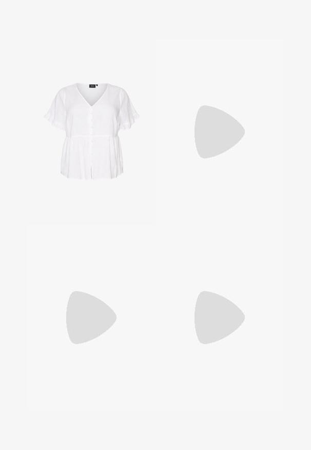 Hvid kortærmet bluse med V-hals, knapper foran, flæser på ærmerne og detaljer med rynket talje.; Lyseblå denimshorts med lige snit, fem lommer og synlige stikninger. Har en lukning med knap og lynlås.; Flad sandfarvet sandal med bred strop i tekstureret design med udskæringer, åben tå og lav hæl mod hvid baggrund.; Vævet halmmulesæk med en buet form, brunt læderstrop med spænde og en naturlig tan farve. Tekstureret overflade med synlige sting.