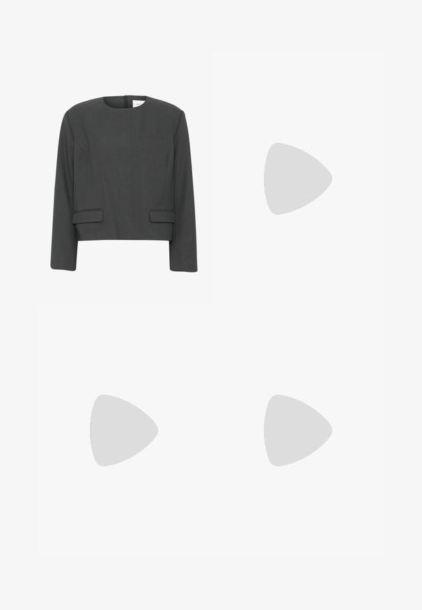 Grå cropped jakke i struktureret stof. Har en rund halsudskæring, lange ærmer, to frontlommer og en lynlås i ryggen.; Sorte brede bukser med høj talje, der har en glat tekstur og to frontfolder. Designet med en ren, skræddersyet form.; Sort læderstøvle til midten af læggen med rund tå og en kraftig høj hæl, vist mod en ensfarvet lysegrå baggrund.; Sort læder skuldertaske med gyldent håndtag formet som en kat og matchende gyldne beslag, klaplukning.