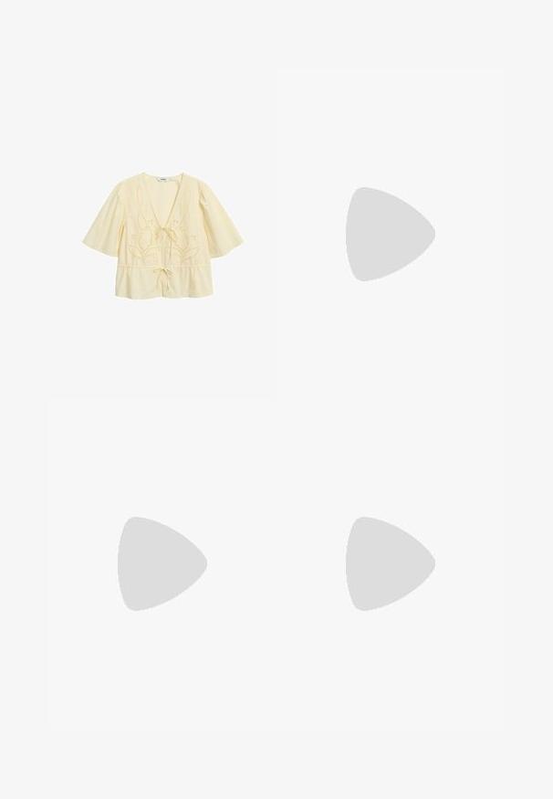 Blouse jaune clair à manches courtes avec broderie florale ajourée, col en V profond, fermetures nouées sur le devant et détail froncé à la taille.; Jean flare en denim bleu clair à taille haute, avec des plis sur le devant, une fermeture éclair et des coutures visibles le long de l'ourlet. Design classique à cinq poches.; Ballerines en velours noir à bout pointu, dotées d'une strap décorative ornée de perles blanches et d'un petit talon.; Bague en or avec une forme ondulante et organique. Surface lisse avec une finition polie. Design ouvert, mettant en valeur des lignes fluides et des contours.