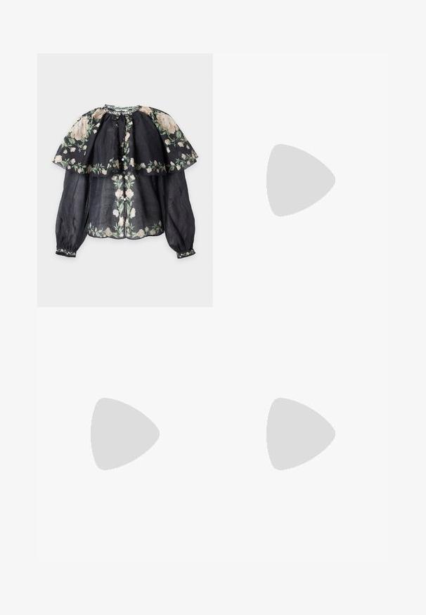 Blouse noire transparente à manches longues avec motifs floraux en rose clair et vert, présentant une superposition type cape et des boutons à l'avant.; Jupe marron avec motifs paisley et floraux blancs, volants superposés et nœud à l'avant à la taille.; Sandale noire en cuir à brides fines, talon bas kitten, boucle à la cheville et petit pendentif doré sur fond clair uni.; Sac à main vert à cordon avec deux poignées, décoré de formes abstraites bleues et vertes brodées, sur un fond blanc uni.