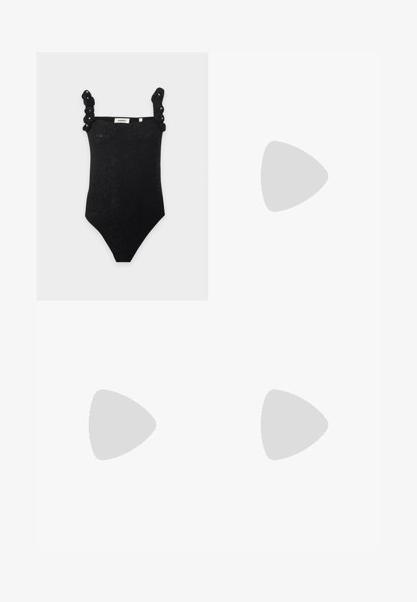 Body noir texturé avec des bretelles à volants décorées de petites perles blanches, étiqueté Sandro.; Jean bleu en denim, avec une coupe droite, cinq poches, une fermeture à boutons et des zones légèrement décolorées au niveau des cuisses.; Escarpin en cuir verni noir avec un bout pointu et un talon aiguille délicat. Texture lisse avec un fini brillant et un design minimaliste.; Petit sac pochette en cuir bordeaux avec fermoir métallique argenté et bracelet sur fond blanc.