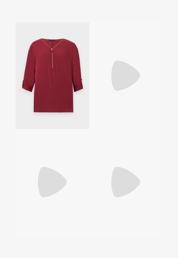 Blouse bordeaux à manches longues avec demi-fermeture éclair dorée et poignets retroussés, présentant un col en V et une coupe décontractée.; Pantalon beige taille haute avec une ceinture en tissu nouée en nœud, coupe droite et détails minimalistes sur un fond uni.; Sandale marron à fines brides, boucle à la cheville et talon de hauteur moyenne, vue de côté sur fond blanc.; Sac bandoulière en cuir embossé façon croco marron avec sangle réglable et poche avant à rabat sur fond uni.