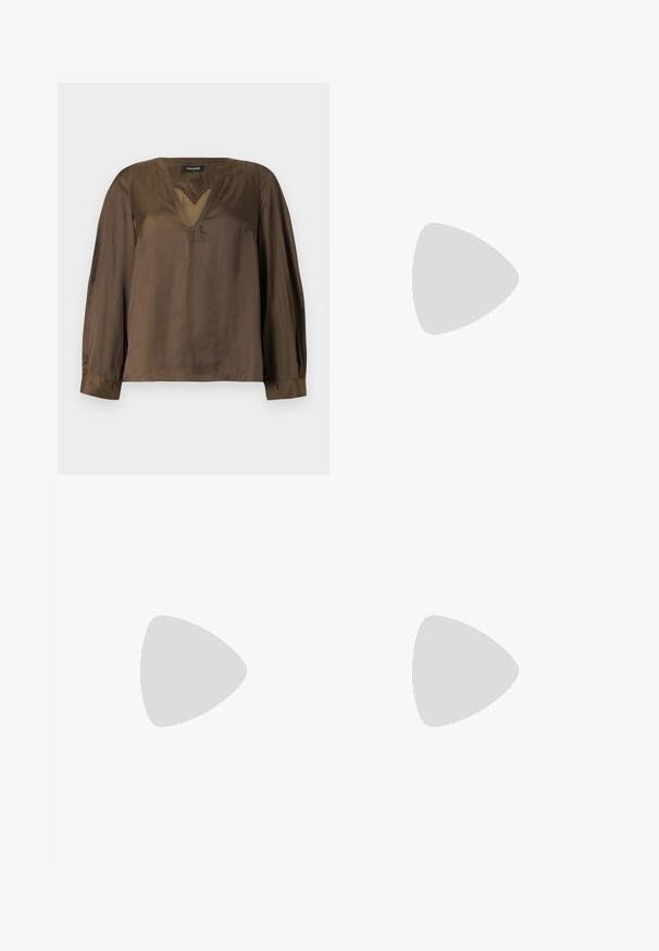 Brun satinbluse med lange ærmer, V-udskæring, knapper ved manchetterne og diskrete syningsdetaljer på krave og bryst.; Mørkegrå faux læder mini nederdel med et asymmetrisk design, der har crossover-detaljer og sidelommer med et metallic hardware accent.; Sort damesandal i læder med tynde remme, en tå-loop, ankelspænde og en mellemhøj stiletthæl på en neutral baggrund.; Sort satinpung med en afrundet form, et håndtag i toppen og en guldaccentlås. Glat tekstur med et minimalistisk design.