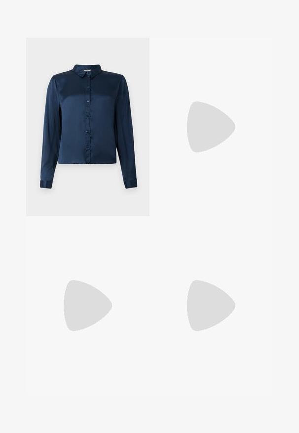 Marineblå langærmet skjorte lavet af glat satin med krave og knaplukning foran. Simpelt design, ingen mønstre eller detaljer.; Marineblåternet mini nederdel med brune og grå striber, lavet af et glat stof, med en diskret slids bagpå for let bevægelse.; Sorte læder slingback hæle med spids tå, slank justerbar rem og en stiletto hæl på cirka 5 cm, glat tekstur.; Lille sort blank håndtaske med to lange håndtag og snøre-detaljer i siden på en ensfarvet lys baggrund.