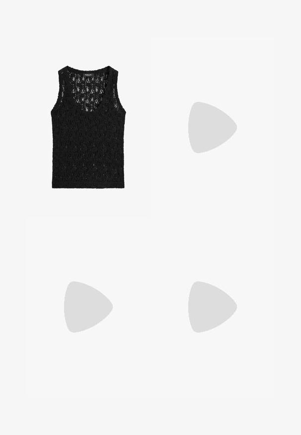 Sort ærmeløs blonde top med blomsterprint og rund halsudskæring, mærket Massimo Dutti.; Bredde bukser i mørkegrå stof med subtile striber. Har en skræddersyet talje og skarpe folder for et struktureret udseende.; Kremfarvet ruskindssneaker med sorte striber, gummisål, sort hælstrop og gyldent "SPEZIAL"-tekst på siden.; Sorte rektangulære solbriller med mørke linser og tykke matte stel. Armen er let tilspidset med en glat overflade.