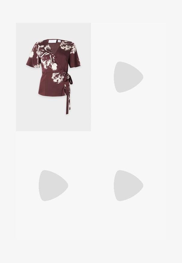 Blouse portefeuille marron avec motif floral abstrait blanc, manches courtes, col en V et ceinture à nouer sur le côté, sur fond uni.; Pantalon marron à jambes larges avec une ceinture élastique, conçu dans un tissu froissé et de longueur complète.; Chaussure à talon haut à lanière arrière crème avec bout pointu noir, détail nœud, et bride réglable avec boucle sur fond clair.; Sac à main en cuir marron foncé avec plis froncés, ferrures dorées et une seule bandoulière, sur un fond clair uni.