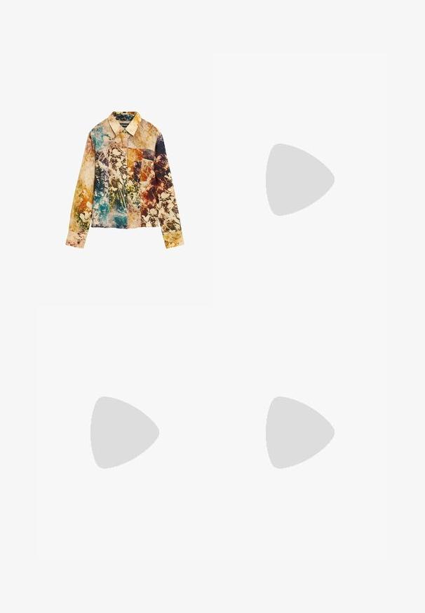 Langärmliges Hemd mit Knöpfen und einem Patchwork aus floralen und abstrakten Mustern in Blau-, Beige-, Braun-, Orange- und Grüntönen.; Asymmetrischer transparenter Wickelrock mit blau-grün-beigem Farbverlaufsmuster, befestigt mit einem dekorativen Perlengürtel und rundem Verschluss.; Schwarze Lederstiefelette mit floralen Mustern, Zehenausschnitt, dekorativen Nieten und einem roten Holzblockabsatz. Verfügt über ein dekoratives, gemustertes Obermaterial.; Bunte Patchwork-Handtasche mit blauen Griffen, dekoriert mit mehrfarbigen Lederblumen-Applikationen auf weißem Hintergrund.