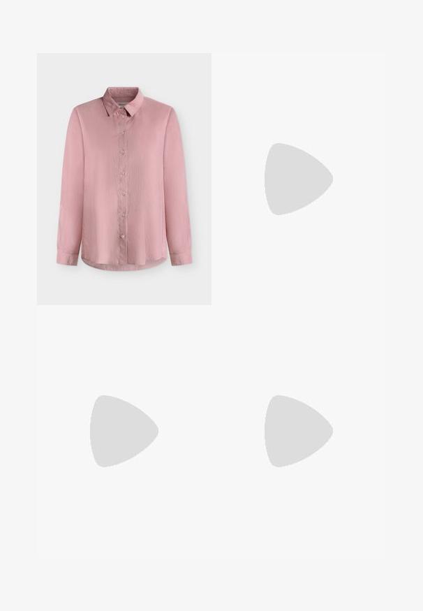 Lichtroze blouse met lange mouwen, knoopsluiting, klassieke kraag, rechte snit en effen stof, getoond tegen een effen witte achtergrond.; Beige pantalon met krijtstrepen en een rechte pijp, voorzien van een gestructureerde tailleband en een subtiele textuur in de stof.; Beige balletschoenen van glad synthetisch materiaal. Voorzien van een kleine blokhak en een geknoopt detail met gouden accenten op de teen.; Lichtroze handtas met een gebogen vorm, gemaakt van een gestructureerd materiaal. Heeft een platte riem en een goudkleurig sluitingsdetail aan de voorkant.