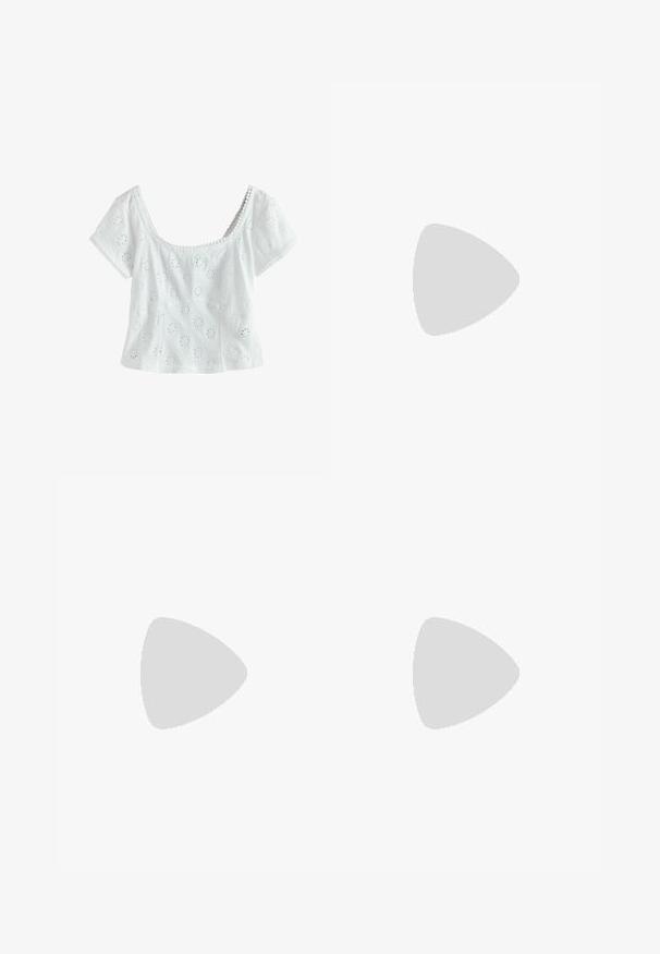 Blouse blanche à manches courtes avec encolure arrondie, découpes florales brodées et bordure festonnée le long des bords du col et des manches.; Shorts en lin bleu clair avec un design plissé, dotés d'une taille et de détails de couture. Texture lisse et style décontracté.; Sandales marron en cuir à enfiler avec une ouverture à l’avant et des larges brides décoratives, disposées côte à côte sur une surface gris clair.; Sac cabas en paille tissée avec des poignées tressées et un ruban à carreaux rouge et blanc noué en un nœud d'un côté.