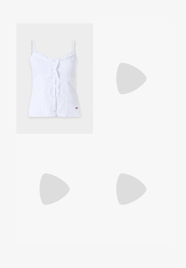 Valge varrukateta nööpidega top õhukeste rihmade ja nööpide ääres volangidega äärise ning paremal all väike tikitud logo.; Heledad sinine teksapükste slim-fit lõige, nööbiga sulgemine, esikülje taskud ja kergelt kulunud tekstuur. Sirged sääred.; Must kinga kontsaga king, esiküljel volditud disain ja sõlmega vimk, madal konts ja sile tekstuur helehallil taustal.; Must käekott krokodillinaha tekstuuriga, voltis ülaservaga, kogutud sangaga ja kummipaeladega tutsidega igal küljel valgel taustal.