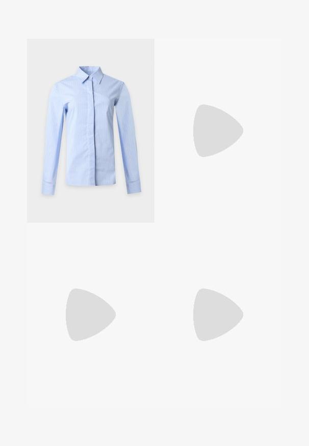 Chemise bleu clair à manches longues avec des rayures verticales blanches, un col pointu et une patte de boutonnage cachée sur un fond clair uni.; Jean en denim bleu clair taille haute avec jambes larges, fermeture à boutons et zip à l’avant, et poches avant, présenté sur un fond uni.; Pompe à talons hauts en suède noir avec un bout pointu, dotée d'un talon bloc noir brillant et d'une doublure intérieure lisse.; Sac à main en cuir bleu marine doux avec fermeture à boucle argentée, une seule bandoulière, et une chaîne de poignet amovible sur fond blanc.