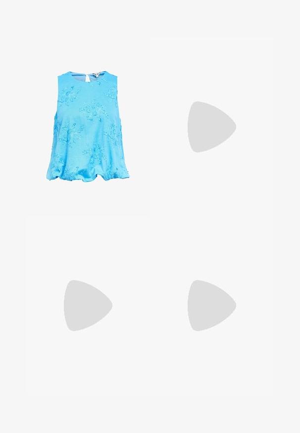 Mouwloze lichtblauwe blouse met een ronde hals en subtiele bloemrijke borduursels over de gehele blouse, licht losvallende pasvorm met een knoopsluiting aan de achterkant.; Zwarte broek met een rechte pijp, met een gladde textuur, een aansluitende tailleband en zonder zichtbare versieringen of patronen.; RAID CASIEE - Ballerina's - black; Zwart leren handtas met een gebogen schouderriem, twee voorzakken met rits en gouden metalen accenten. Soepele textuur en gestructureerde vorm.