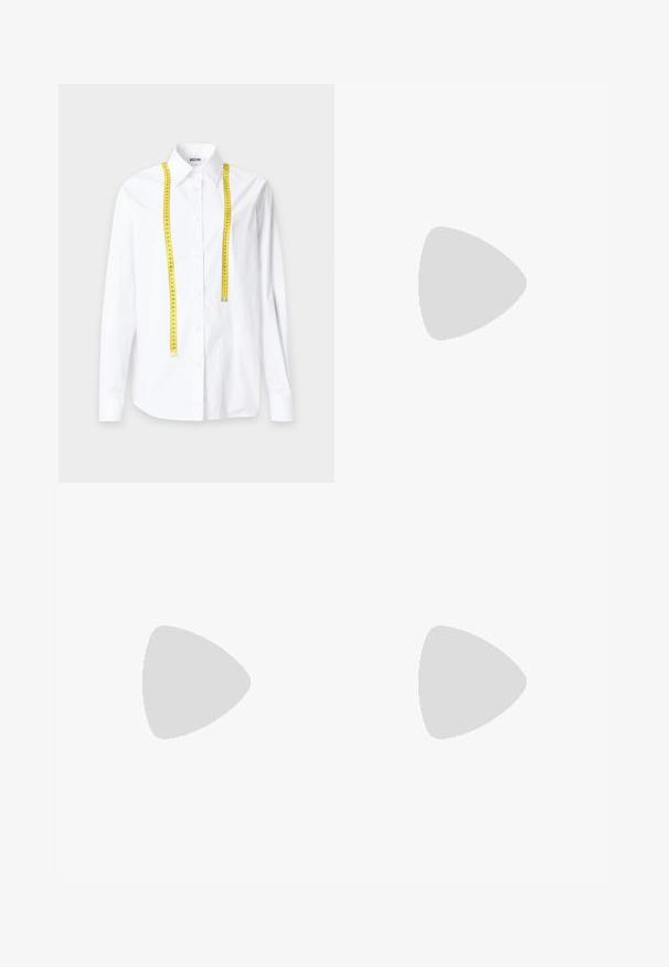 Chemise blanche à manches longues avec un mètre ruban jaune drapé autour du col sur un fond uni.; Jupe midi beige avec imprimé coloré style vintage ferme et sac de pommes de terre, avec un motif oie et soleil et des accents de texte.; Sandale à talon haut noire avec une bride étroite à la cheville, bout carré, cuir lisse et accent de boucle métallique.; Sac à épaule en daim marron avec une longue bandoulière ajustable et un détail de boucle sur le devant, présenté sur un fond uni.