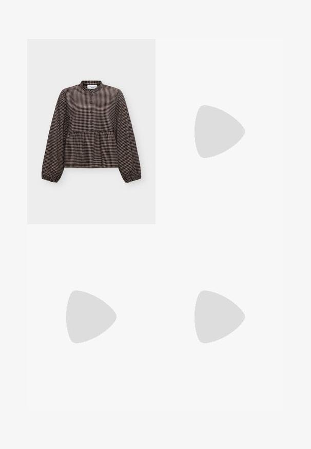 Langärmelige schwarz-beige karierte Bluse mit rundem Kragen und durchgehender Knopfleiste, lockere Passform mit geraffter Taille und elastischen Bündchen.; Weiße Hose mit weitem Bein und hoher Taille, doppelter Schnallendetail an der rechten Seite, Frontnaht und Reißverschluss.; Eine Frau trägt einen braunen Pailletten-Midi-Rock und dunkle, krokodilstrukturiertes Mary-Jane-Absätze und steht auf Marmortreppen.; Braune rechteckige Schultertasche mit langen Trägern und minimalen Steppnähten vor einfarbigem Hintergrund.