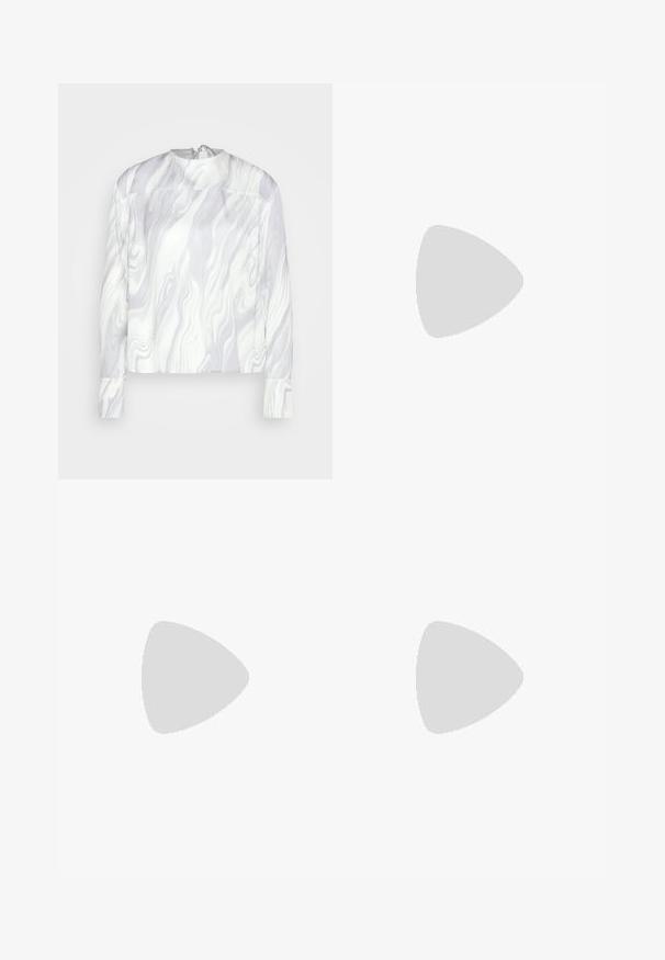Calvin Klein Pluus - lilac dusk; Heledad sinine laia säärega püksid kõrge vöökohtaga, millel on ees voldid, valmistatud siledast kudumist. Nähtavat riistvara ei ole.; Mustmust musta nahkkingad avatud kandega, ümarate varvaste ja plokk-kandaga. Omab steppmisega rihma, mis tagab kindla istumise.; Mustast nahast õlakott kõverate vormidega, tõmblukuga ja õhukese reguleeritava rihmaga; sile pind ja peen embosseeritud logoga detail.