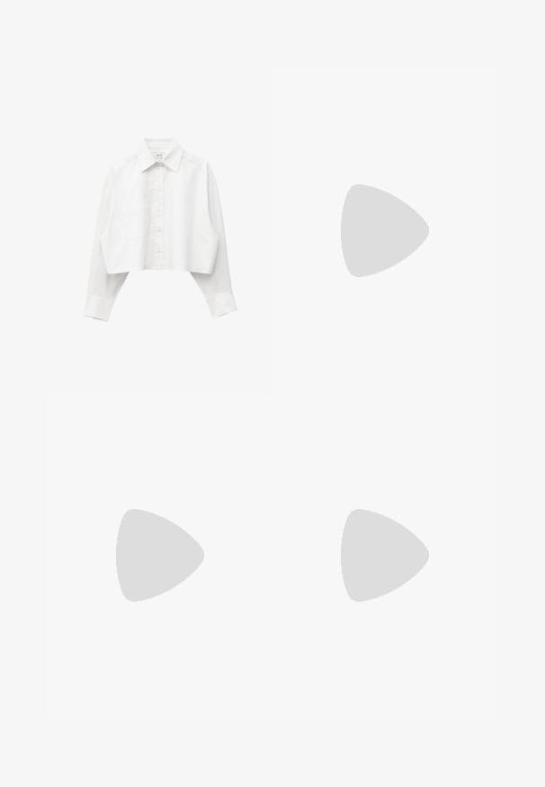 Wit cropped overhemd met lange mouwen, knopen, kraag en met knopen afgewerkte manchetten, getoond op een witte achtergrond.; Plissé rok met elastische tailleband in beige, wit en bruin geruit patroon, plat weergegeven op een witte achtergrond.; Beige slingback hak met een zwarte lakleder teenkap, vierkante blokhak en een verstelbare band met gesp. Gladde textuur overal.; Donkerbruine leren schoudertas met verstelbare riem, subtiele verticale stiksels en een lichte glans.