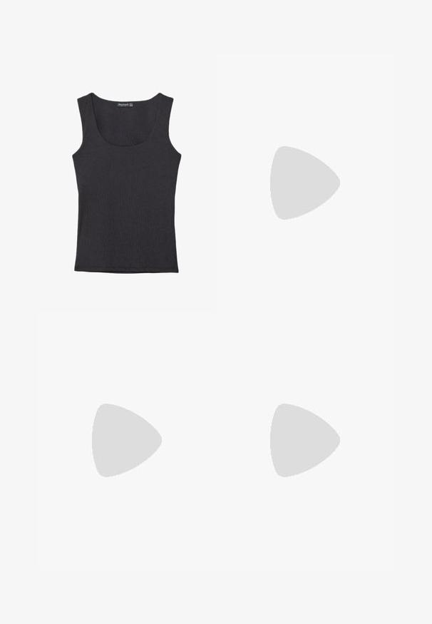 Sort ærmeløs ribbet tanktop med rund halsudskæring, lige kant og tætsiddende silhuet.; Sorte denimshorts med høj talje, to forlommer og knaplukning. Har en falmet struktur og en ren kant.; Sort ruskinds sneaker med hvide tre striber, guldlogo og en brun gummisål. Har et lavprofil snørebåndsdesign.; Sort læderhandtaske med flettede håndtag, tekstureret overflade, lynlåslomme foran og dekorative frynse-accenter. Kompakt og struktureret form.