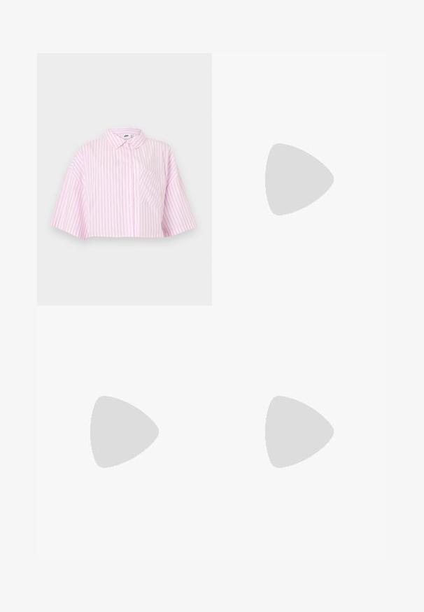 Camisa corta abotonada con cuello, mangas cortas y anchas, un bolsillo en el pecho, tela blanca con rayas verticales rosas.; Pantalones cortos a rayas blancas y rosas con una ancha cinturilla elástica blanca y bolsillos laterales sobre un fondo liso.; Zapatilla de lona rosa con suela plana, que presenta una correa y hebilla en la parte media del pie. Suela de goma blanca con un diseño limpio y simple.; Bolso rosa con detalles en blanco, forma redondeada, asas superiores, correa de hombro removible y detalles de herrajes en forma de corazón. Cierre con cremallera.