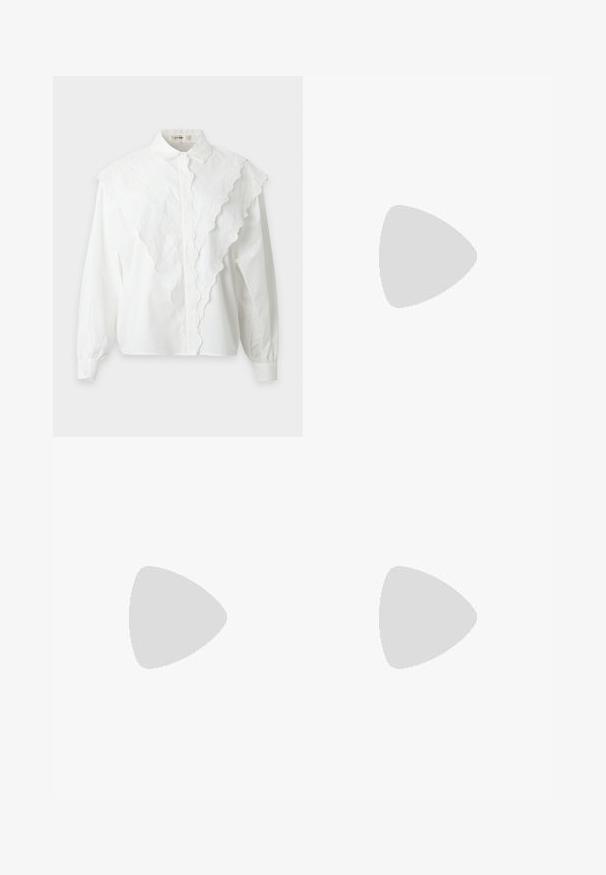Blusa blanca de manga larga con cuello puntiagudo y detalles de encaje en forma de V en la parte delantera y las mangas, mostrada sobre un fondo liso.; Pantalones de lino gris claro con pliegues, cinturilla de patrón azul, diseño de pierna ajustada y cierre de botón. Textura suave, tejido ligero.; Bailarinas de charol burdeos con punta afilada, que presentan un pequeño detalle de corte y un tacón bajo. Textura suave y diseño elegante.; Bolso de mano de cuero azul marino suave con cierre de broche plateado, una correa de hombro y correa de cadena desmontable para la muñeca sobre fondo blanco.