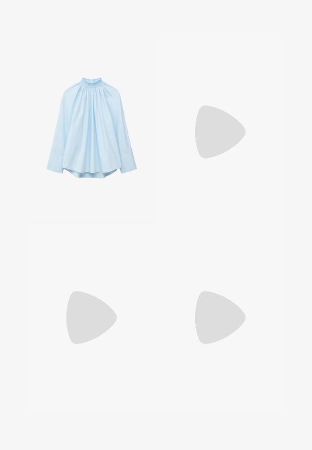 Hellblaue langärmlige Bluse mit hohem, gerafftem Kragen und lockerem, fließendem Schnitt.; Schwarze Leggings mit hoher Taille und breitem Bund, geradem Beinanschnitt, flach auf weißem Hintergrund dargestellt.; Schwarzer Slingback-Schuh aus Leder mit geschlossenem Zehenbereich, verstellbarem Schnallenriemen, klobigem flachem Absatz und strukturierter Sohle auf weißem Hintergrund.; Schwarze Leder-Tote-Tasche mit breiter, dreieckiger Form. Ausgestattet mit einem eleganten metallischen Verschluss, langen Tragegriffen und glatter Oberfläche.