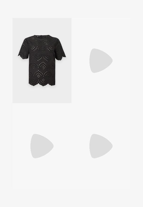 Blouse noire à manches courtes avec des motifs floraux en dentelle ajourée, des bords festonnés aux manches et à l'ourlet, et un col rond.; Jupe en dentelle noire avec une taille élastique. Caractéristiques d'un design évasé et à plusieurs niveaux, avec une texture transparente, créant une apparence en couches.; Sandales à plateforme noires avec deux larges brides, en matériau lisse. Présentent une semelle épaisse avec un dessous texturé pour l'adhérence.; Petit sac à main noir brillant avec deux longues anses et des détails à cordon sur les côtés sur un fond clair uni.