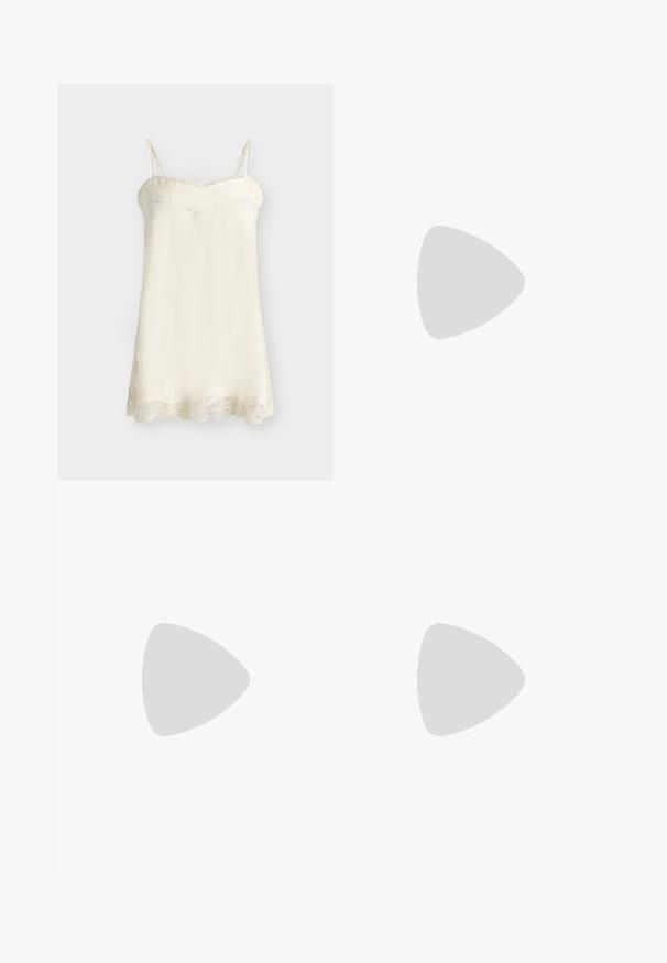 Camisola de satén color crema con encaje en el escote y el dobladillo, con tirantes finos ajustables.; Falda maxi de satén burdeos con cintura ajustada y dobladillo acampanado, que presenta una textura suave y sin patrones ni adornos visibles.; Sandalia de tacón alto en piel sintética negra con correa en el tobillo. Presenta un diseño minimalista, punta abierta y una hebilla con detalles de pedrería.; Bolso de hombro negro de cuero con textura de cocodrilo, con correas largas y un pequeño colgante de logo plateado en una correa.