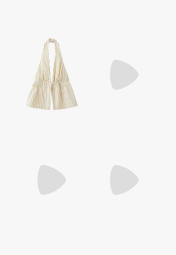 Haut beige à col halter avec fines rayures verticales vertes et taille élastique froncée.; Shorts en denim de lavage bleu moyen, avec un design classique à cinq poches, passants de ceinture, et fermeture éclair avec bouton.; Chaussure en cuir marron à enfiler au style mocassin, avec des lacets décoratifs, des œillets dorés et une semelle en caoutchouc texturé.; Sac fourre-tout en daim marron avec une texture douce, grande ouverture et longues sangles. Présente un design simple avec des coutures visibles et sans matériel.